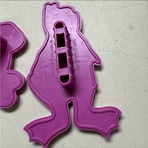 Vintage 1993 Barney the Dinosaur & Crab Purple Plastic Cookie Cutter Set - Picture 6 of 8